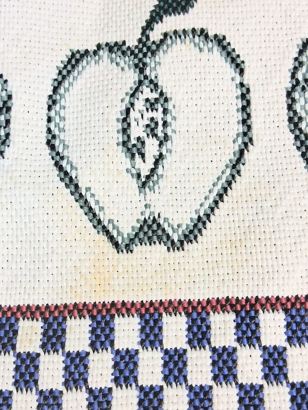 Charming 12 X 74 Apples And Hearts Farmhouse/ Cottagecore Table Runner